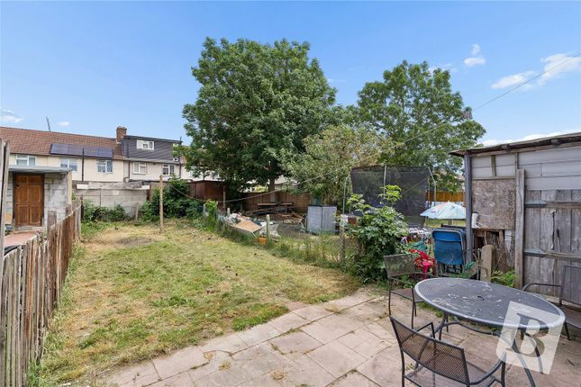 21, Rogers Gardens, Dagenham photo 4