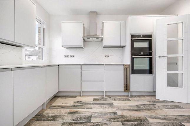 Top Floor Flat, 7, Davisville Road, London photo 3
