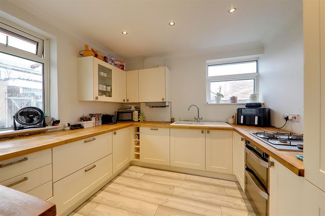 16, Barfield Park, Lancing photo 3