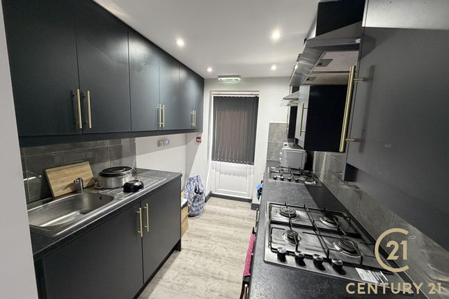 28, Colham Avenue, WEST DRAYTON photo 3