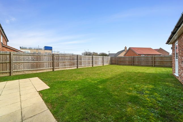 2, Chestnut Close, Colchester photo 3