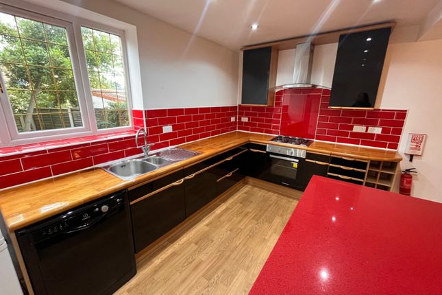 318b Pala Villa, 318, Spen Lane, Leeds photo 3
