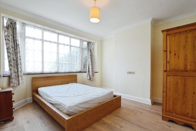 Room 1, 16, Edward Close, St Albans photo 2