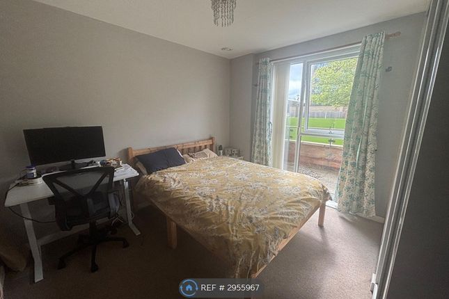 Flat, Smith House Matthews Close, Wembley photo 4