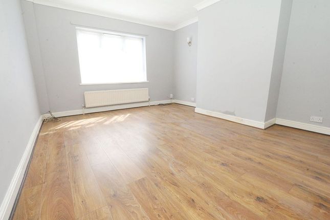 3 Bed Semi Detached House For In Fairfax Avenue Drighlington Fairfax Avenue Drighlington Bradford West Yorkshire Bd11