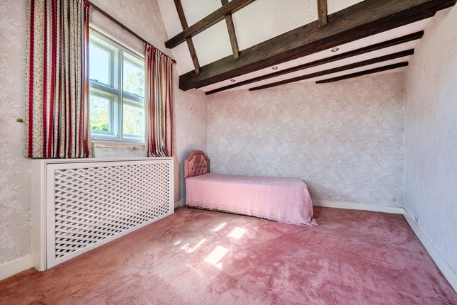 4 Allum Lane, Borehamwood photo 4