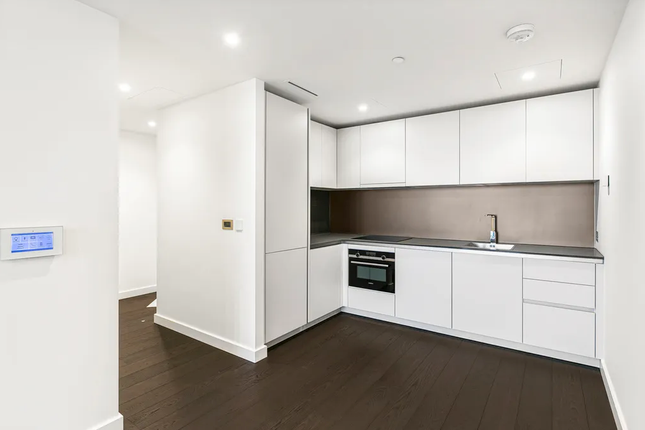 Flat for sale in Bondway, London