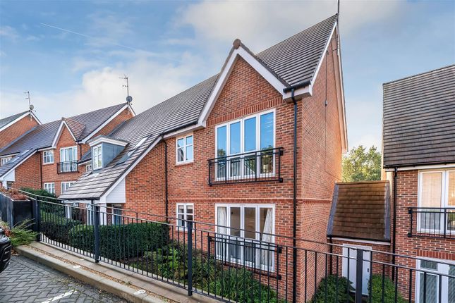 1-bed flat on Consort Drive, Leatherhead, £265,000
