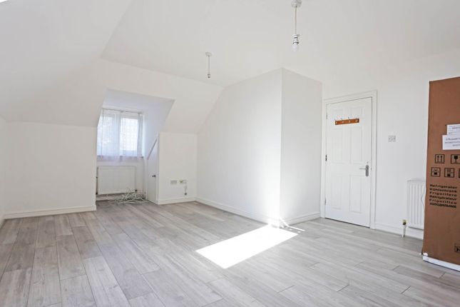 12 Laurel Court, New Road, Rainham photo 3