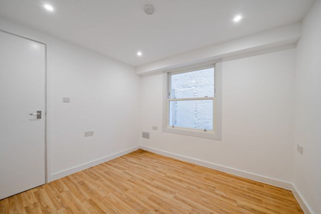 Flat 5, 18, St Stephens Gardens, London photo 4