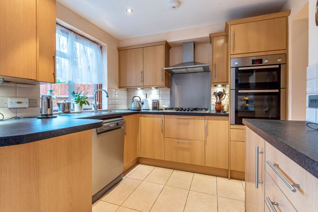 48, Thurleston Avenue, Morden photo 4