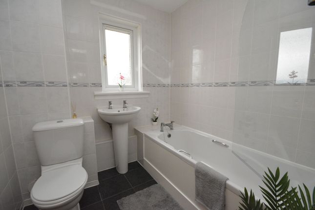 13 Irving Court, Falkirk photo 4