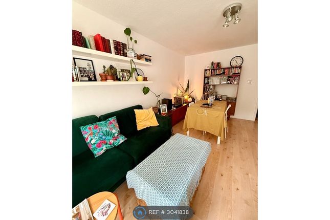 Arbor Court, Stoke Newington, London photo 2