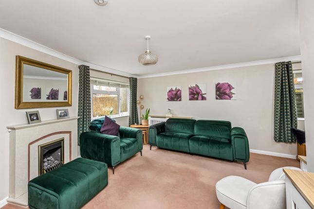 8 Oaks Close, Horsham photo 2