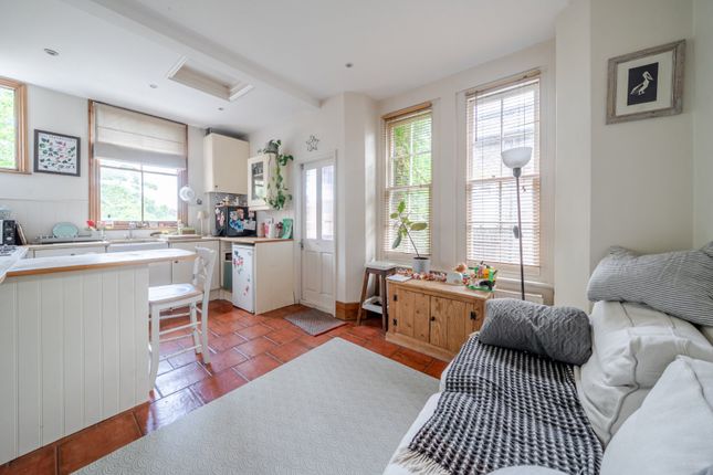 49, Newton Avenue, London photo 4