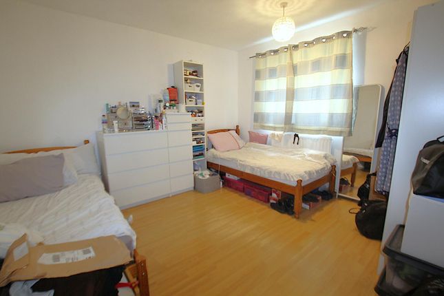Flat 25, Mcglashon House, Hunton Street, London photo 2