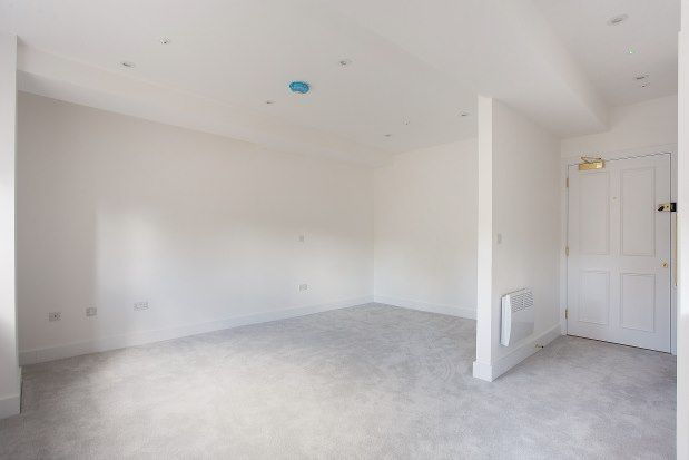 Thumbnail Studio to rent in South Parade, London