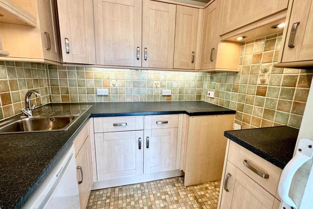 Hythe Centre, 6, Homeborough House, Flat 6, Brinton Lane, Southampton photo 3