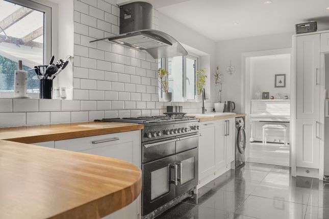 24, Mosyer Drive, London photo 3