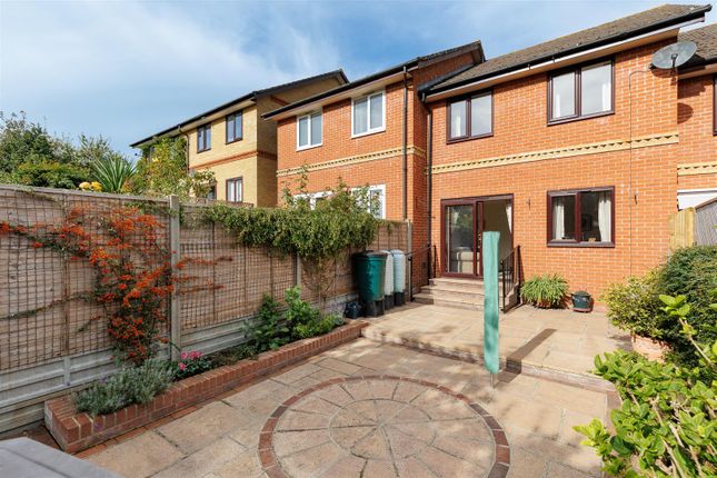 10, Stones Close, Cowes photo 2