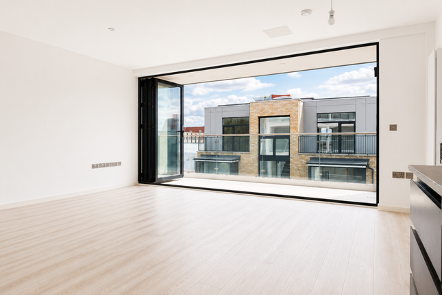 134-136, LONDON photo 3