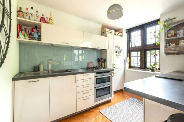 Flat 1, 5-6, Bishopsmead Parade, Leatherhead photo 2