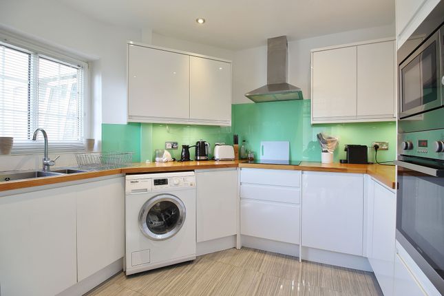 Flat to rent in Sion Road, Twickenham
