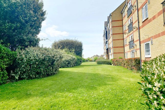 Flat to rent in Lewes Close, Grays