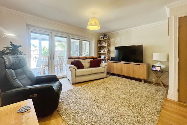 31, Skylark Place, Farnham photo 3