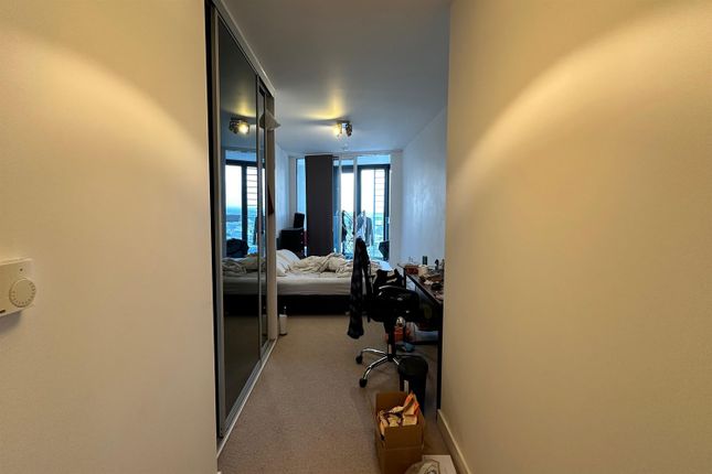 180, Unex Tower, London photo 5