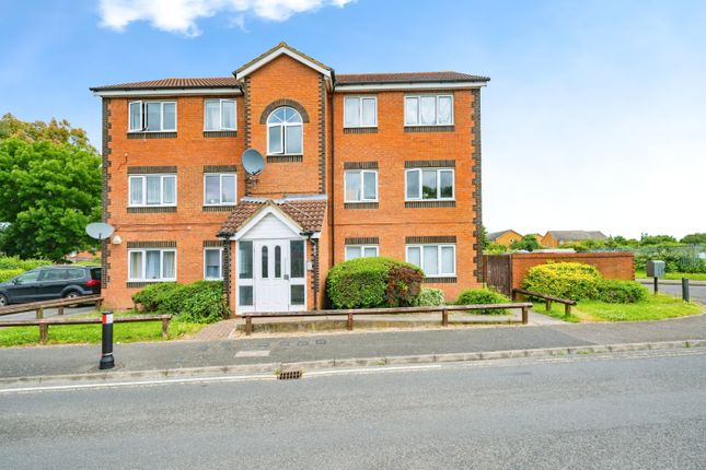 Flat for sale in Dunraven Avenue, Luton, Bedfordshire