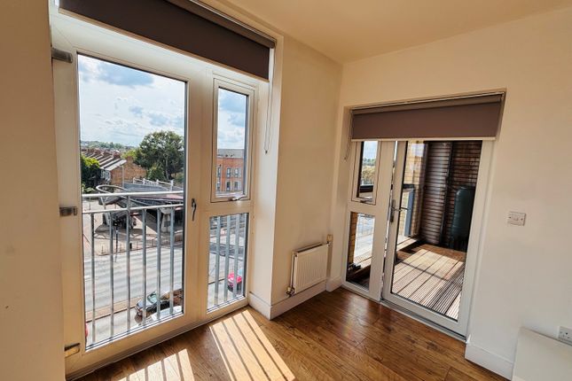 22 Amber Court, Bowes Road, LONDON photo 4