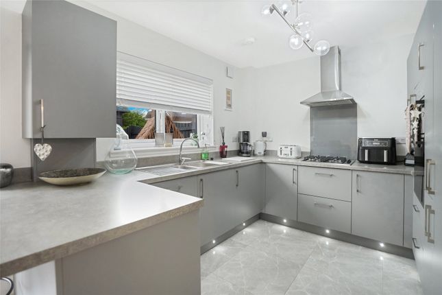 10, Cuinin Road, Glenrothes photo 4