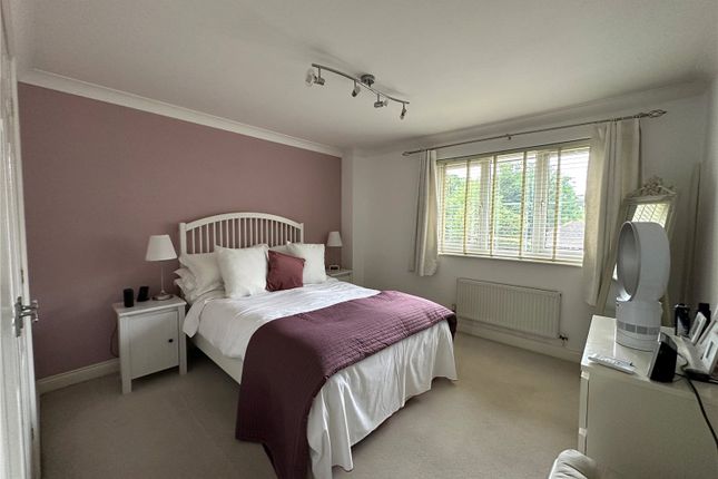 64, Scarlet Oaks, Surrey photo 2