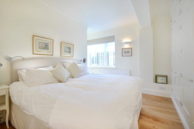 Flat to rent in Vicarage Court, Vicarage Gate, London