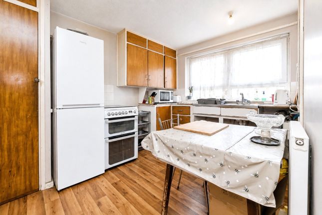 219, Lawrence Avenue, London photo 4