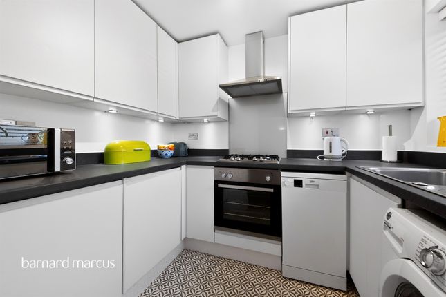 12, Howard Close, London photo 2