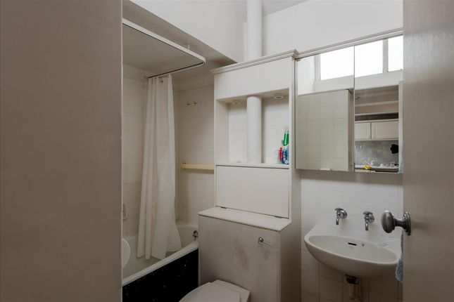 Flat to rent in Crescent House, Golden Lane Estate, London
