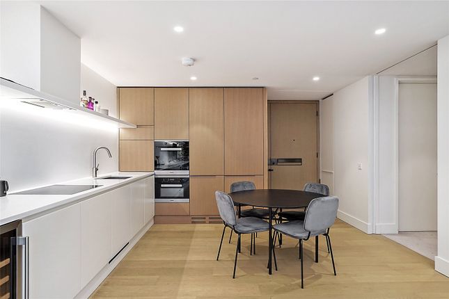 Thumbnail Flat to rent in Rathbone Place, London