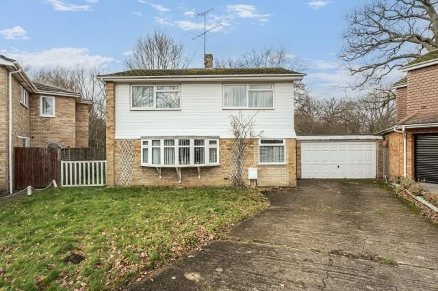 3-bed house on 17, Ellis Farm Close, Woking, £700,000