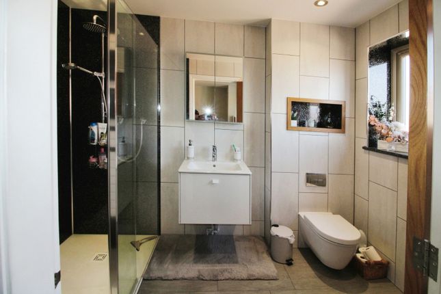 Master Ensuite.Jpg