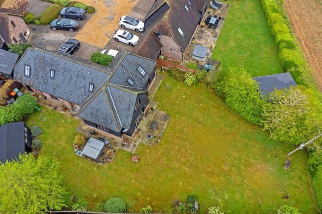 6 Brick Kiln Barns, Chaul End Road, Luton photo 3