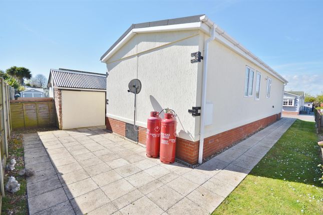 19, Greenlawns, St. Osyth Road East, Little Clacton photo 4