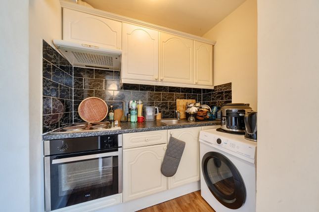 Flat 3, 11, High Street, Barnet photo 3