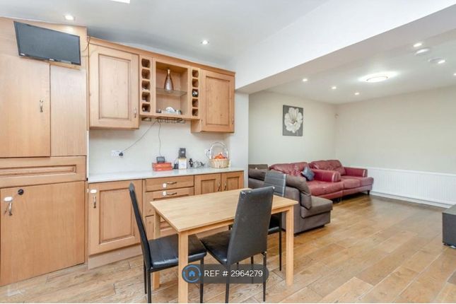 Hodder Drive, Perivale, Greenford photo 4
