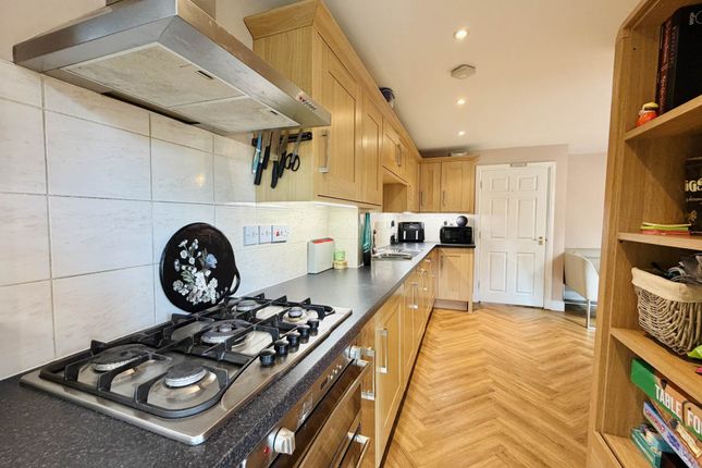 7, Summit House Close, Reading photo 4