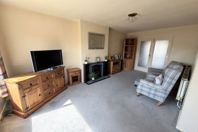 30 Outlands Drive, Hinckley photo 3