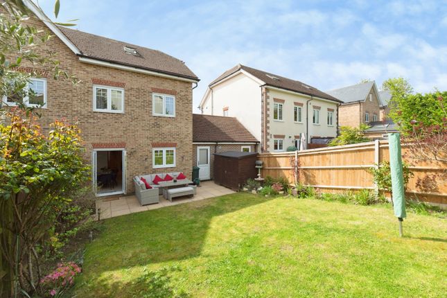 27, Halcyon Close, Leatherhead photo 3