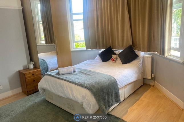 Large Double Room Ensuite