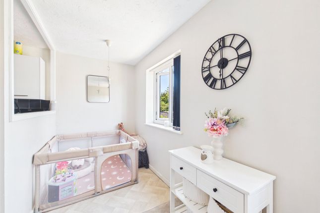 27, Woodford Court, Gloucester photo 4